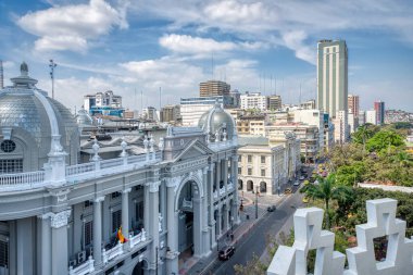 Malecon Simon Bolivar Bulvarı, Guayaquil 'de belediye binası ve Guayas Nehri' nin yanında yer alan diğer modern binalar..