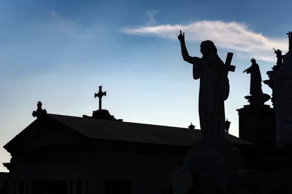 Statues Crosses Rooftops Mausoleums Silhouette Blue Sky Close Sunset Cemetery — Stock Photo, Image