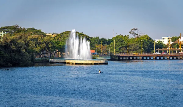 Man Kayak River Guayaquil Ecuador Water Fountain Trees Background Beautiful — Foto Stock