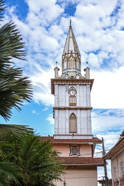 güneşli bir günde eski bir katedral çan kulesi