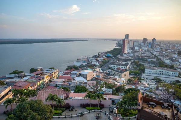 Guayaquil şehir yüksek görünümü — Stok fotoğraf