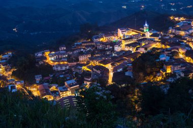 zaruma nightime adlı küçük bir kasaba yüksek görünüm