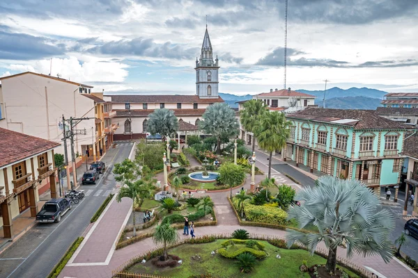 Vista alta da praça central da cidade de Zaruma, Equador — Fotografia de Stock