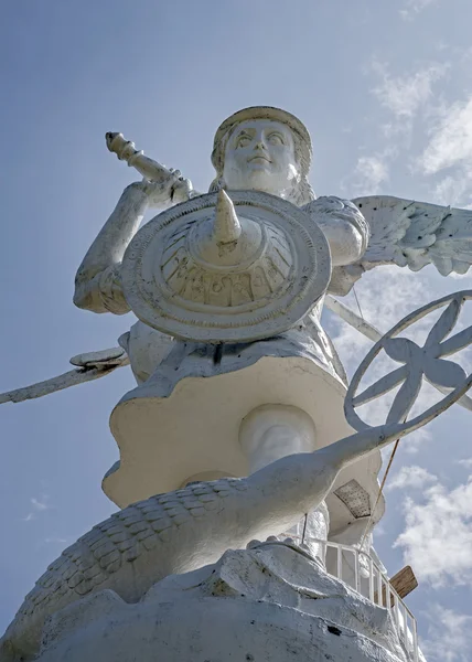 Frontal og lav utsikt over en statue av Sankt Mikael – stockfoto