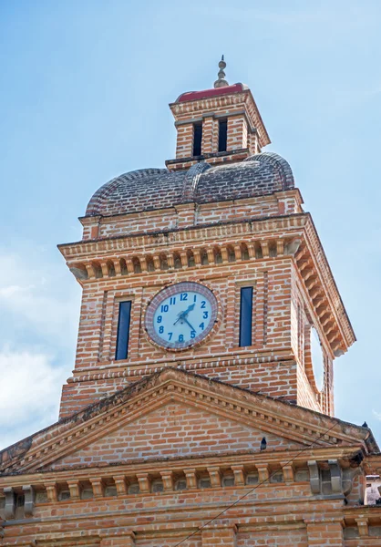 れんが造りの古い教会の尖塔 — ストック写真