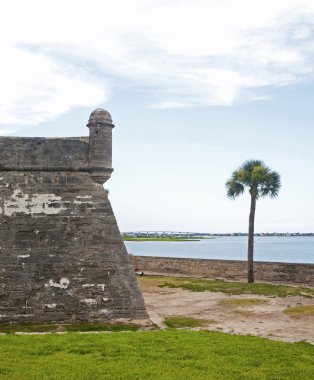 Kule, duvarları ve eski Castillo de San Marcos, St Augustine, Florida alan