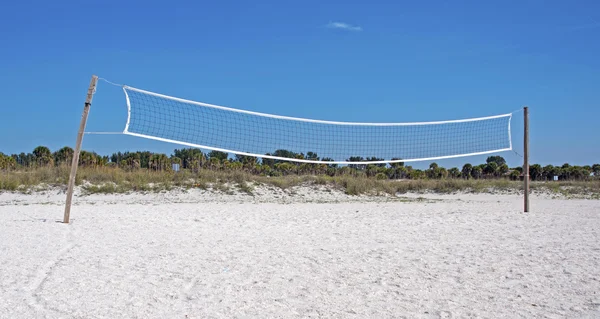 Volleyboll netto vid en strand — Stockfoto