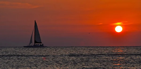 Bella vela al crepuscolo — Foto Stock