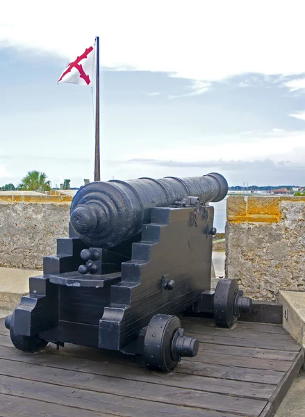 Стара гармата, спрямована на море — стокове фото