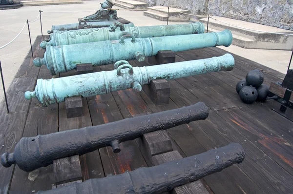 Старые пушки, нацеленные в море — стоковое фото