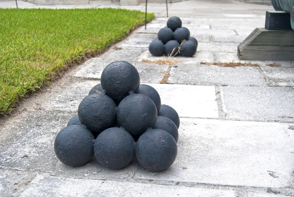 Old Cannonballs — Stock Photo, Image