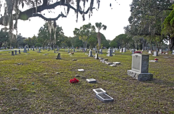 Tombes et pierres tombales dans un cimetière — Photo