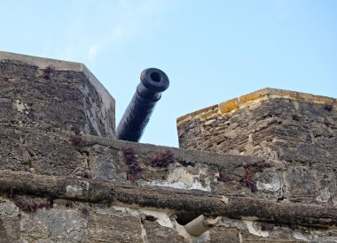 Eski canon denizde hedefleyen