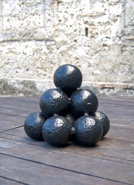 Cannonballs in display — Stock Photo, Image