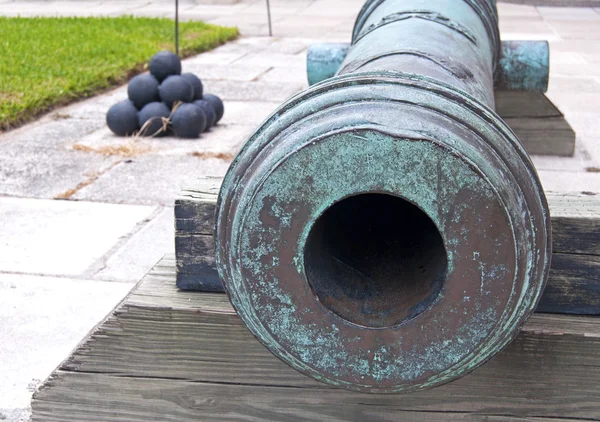 Canhões velhos e balas de canhão — Fotografia de Stock