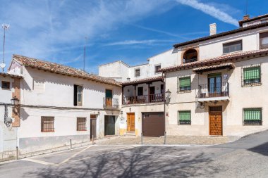 Chinchn, İspanya 'nın büyüleyici caddeleri tarihi kaldırım taşları sokakları, rahat köşeler ve geleneksel evlerin her biri kendine has balkonlarıyla süslenmiş..