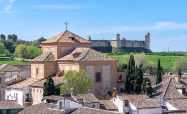 Chinchn 'in çatıları üzerinde bir hava manzarası, bir kilisenin fayanslı kubbesi ve harap olmuş Castillo de los Condes üzerinde parlak mavi bir gökyüzüne karşı