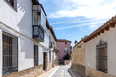 Chinchn, İspanya 'nın büyüleyici caddeleri tarihi kaldırım taşları sokakları, rahat köşeler ve geleneksel evlerin her biri kendine has balkonlarıyla süslenmiş..