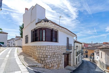 Chinchn, İspanya 'nın büyüleyici caddeleri tarihi kaldırım taşları sokakları, rahat köşeler ve geleneksel evlerin her biri kendine has balkonlarıyla süslenmiş..