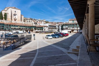 Chinchn, İspanya 'nın eşsiz, düzensiz Plaza Belediye Başkanı, üç katlı ahşap balkon binalar ve arka grubunda Meryem Ana Kilisesi yer alıyor.