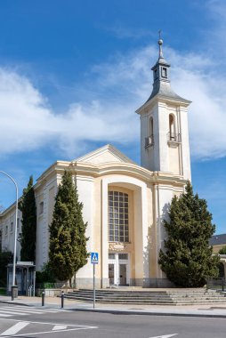 El Pardo Sarayı yakınlarındaki Iglesia Nuestra Seora del Carmen y San Luis Obispo 'nun süslü Barok cephesinde merkezi bir portico, dekoratif pilasterler ve heykeltraşlar yer almaktadır..