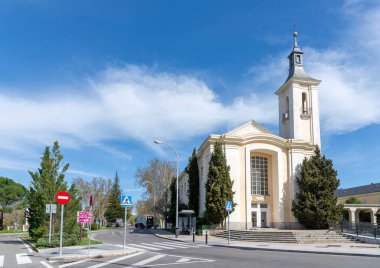 El Pardo Sarayı yakınlarındaki Iglesia Nuestra Seora del Carmen y San Luis Obispo 'nun süslü Barok cephesinde merkezi bir portico, dekoratif pilasterler ve heykeltraşlar yer almaktadır..