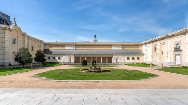 El Pardo, Madrid 'de bulunan Casita del Prncipe' nin merkez avlusu ve ana neoklasik cephesinde bir merkez çim parterre, çakıl patikaları ve dekoratif bir çeşme bulunur.