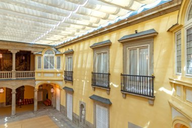 Madrid 'deki El Pardo Sarayı' nın içindeki Rönesans tarzı Patio de los Avusturya modern cam tavanla çevrili ve büyük bir halısı var.