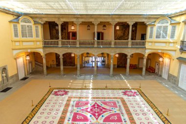 Madrid 'deki El Pardo Sarayı' nın içindeki Rönesans tarzı Patio de los Avusturya modern cam tavanla çevrili ve büyük bir halısı var.