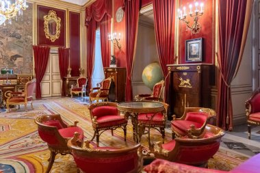 Madrid 'deki El Pardo Sarayı' nın şaşaalı iç mekanında tarihi kilimler, zengin kadife duvarlar, altın çerçeveli sanat eserleri ve boyalı bir tavanın altında antik kraliyet mobilyaları yer alıyor.