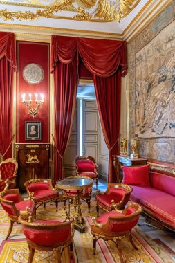 Madrid 'deki El Pardo Sarayı' nın şaşaalı iç mekanında tarihi kilimler, zengin kadife duvarlar, altın çerçeveli sanat eserleri ve boyalı bir tavanın altında antik kraliyet mobilyaları yer alıyor.