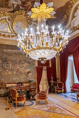 Madrid 'deki El Pardo Sarayı' nın şaşaalı iç mekanında kristal bir avize, duvarlarda çerçevelenmiş zengin bir sanat eseri ve çok güzel boyanmış, boyalı bir tavan sergileniyor.