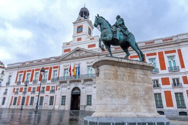 Kral III. Charles 'ın bronz binicilik heykeli Madrid' deki Puerta del Sol 'da bulunan Real Casa de Correos' un önünde duruyor.