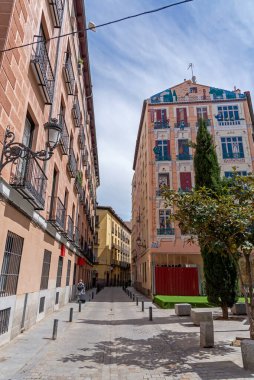 Madrid 'in merkezinde, Alberto de Balle ve Antonio Zarco' nun bir selvi tarafından çerçevelenmiş ünlü bir eseri olan trompe-l 'oeil duvar resmi ile çarpıcı bir beş katlı bina.