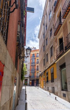 Uzun, geleneksel tuğla ve alçı binalar Madrid 'in merkezindeki eski kaldırımlı caddelerde, birden fazla katlı ve sıra süslemeli, işlenmiş demir balkonlar yer alıyor.