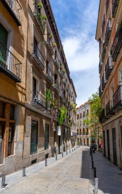 Uzun, geleneksel tuğla ve alçı binalar Madrid 'in merkezindeki eski kaldırımlı caddelerde, birden fazla katlı ve sıra süslemeli, işlenmiş demir balkonlar yer alıyor.