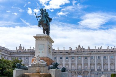 Madrids Kraliyet Sarayı 'nın görkemli manzarası, orta mesafeden çekilmiş, görkemli maskesini, zarif simetrisini ve zarif mimari detaylarını, ince cazibesini sergiliyor.