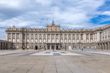 Madrids Kraliyet Sarayı 'nın görkemli manzarası, orta mesafeden çekilmiş, görkemli maskesini, zarif simetrisini ve zarif mimari detaylarını, ince cazibesini sergiliyor.