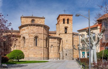 San Pedro 'daki Roma Kilisesi, sıcak, altın taştan yapılmış, büyük merkezi bir gül penceresi, üç kemerli bir giriş ve düşük, heykel şeklinde taş aslanlar barındırıyor.