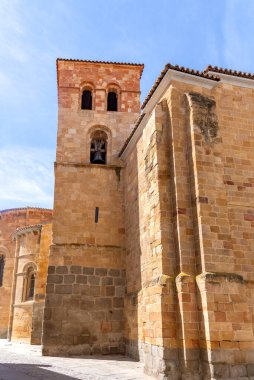 San Pedro 'daki Roma Kilisesi, sıcak, altın taştan yapılmış, büyük merkezi bir gül penceresi, üç kemerli bir giriş ve düşük, heykel şeklinde taş aslanlar barındırıyor.