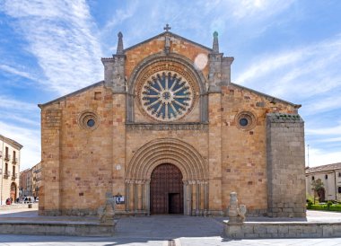 San Pedro 'daki Roma Kilisesi, sıcak, altın taştan yapılmış, büyük merkezi bir gül penceresi, üç kemerli bir giriş ve düşük, heykel şeklinde taş aslanlar barındırıyor.