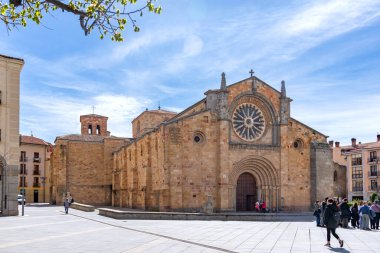 San Pedro 'daki Roma Kilisesi, sıcak, altın taştan yapılmış, büyük merkezi bir gül penceresi, üç kemerli bir giriş ve düşük, heykel şeklinde taş aslanlar barındırıyor.