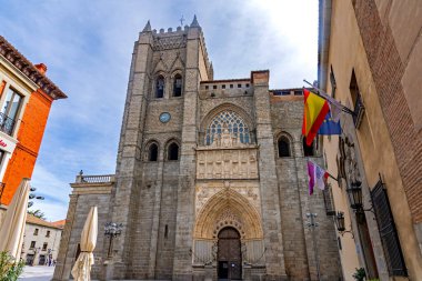 Vilayet Katedralleri Gotik kule ve cephenin dramatik düşük açılı görüntüsü, kemerli pencereler, güçlü payandalar, bir saat ve girişteki aslan heykelleri.