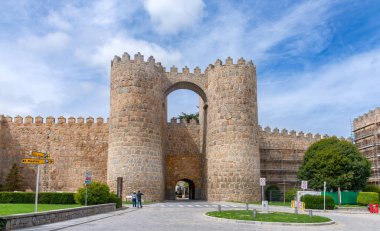 Villa Duvarları 'na açılan ana kapı olan Puerta de San Vicente' de, asfaltlı bir yol ve yeşil bir medyanın üzerindeki kemerle birbirine bağlı iki adet devasa crenellated taş kule bulunuyor..