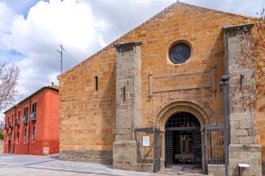 Ayuntamiento de vila 'nın altın-kahverengimsi cephesi, çevresindeki kentsel mimariye karşı çevrili yuvarlak bir kemer girişi ve bir gül penceresi içeriyor.