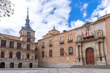 Toledo Başpiskoposunun Sarayı: yatay görünümlü bir kule, tuğla / taş cepheler, ve sütunları ve arması olan anıtsal bir Barok girişi