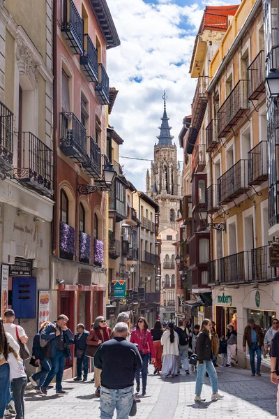 Canlı, dar Toledo caddesi rengarenk binalar, dövülmüş demir balkonlar ve sayısız yayalar. Yükselen Katedral Kulesi 'ni mükemmel çerçeveler.