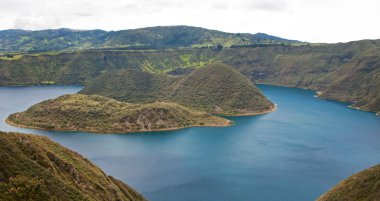 Cuicocha Gölü nün yüksek görünümü
