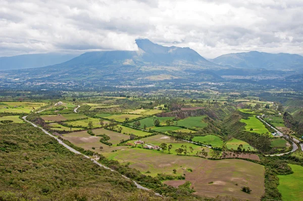 Vista alta del volcán Imbabura y el campo — Foto de Stock