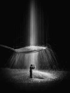 Minyatür insanlar: tuvalete gidiyor, küçük insanlar